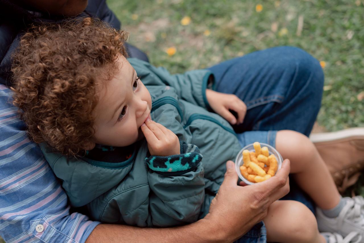 Niño disfrutando snacks Picky Tummies